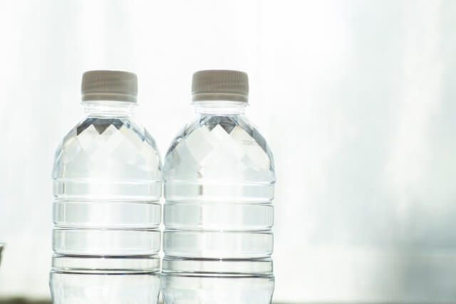 ２つの水のペットボトル