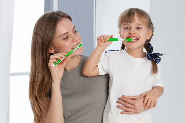 歯磨きをする親子